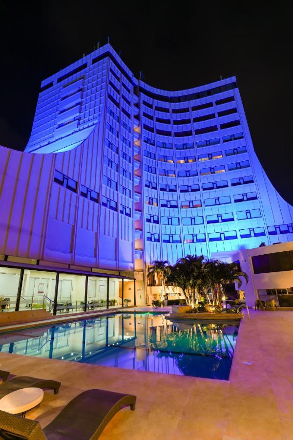 Hotel Casino Internacional Cúcuta Εξωτερικό φωτογραφία The hotel at night